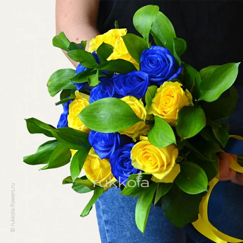 Букет синих и желтых роз с зеленью купить с доставкой в Москве | Заказать  букет цветов недорого