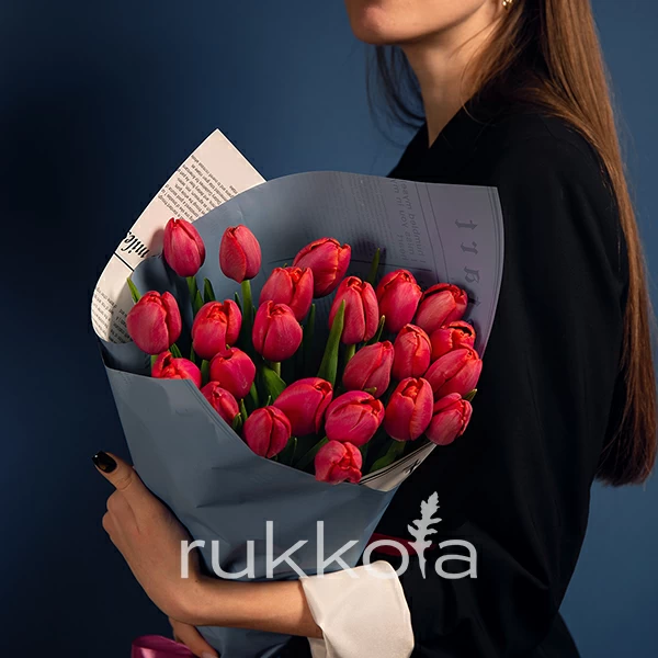 25 темно-розовых тюльпанов купить с доставкой в Москве | Заказать букет  цветов недорого